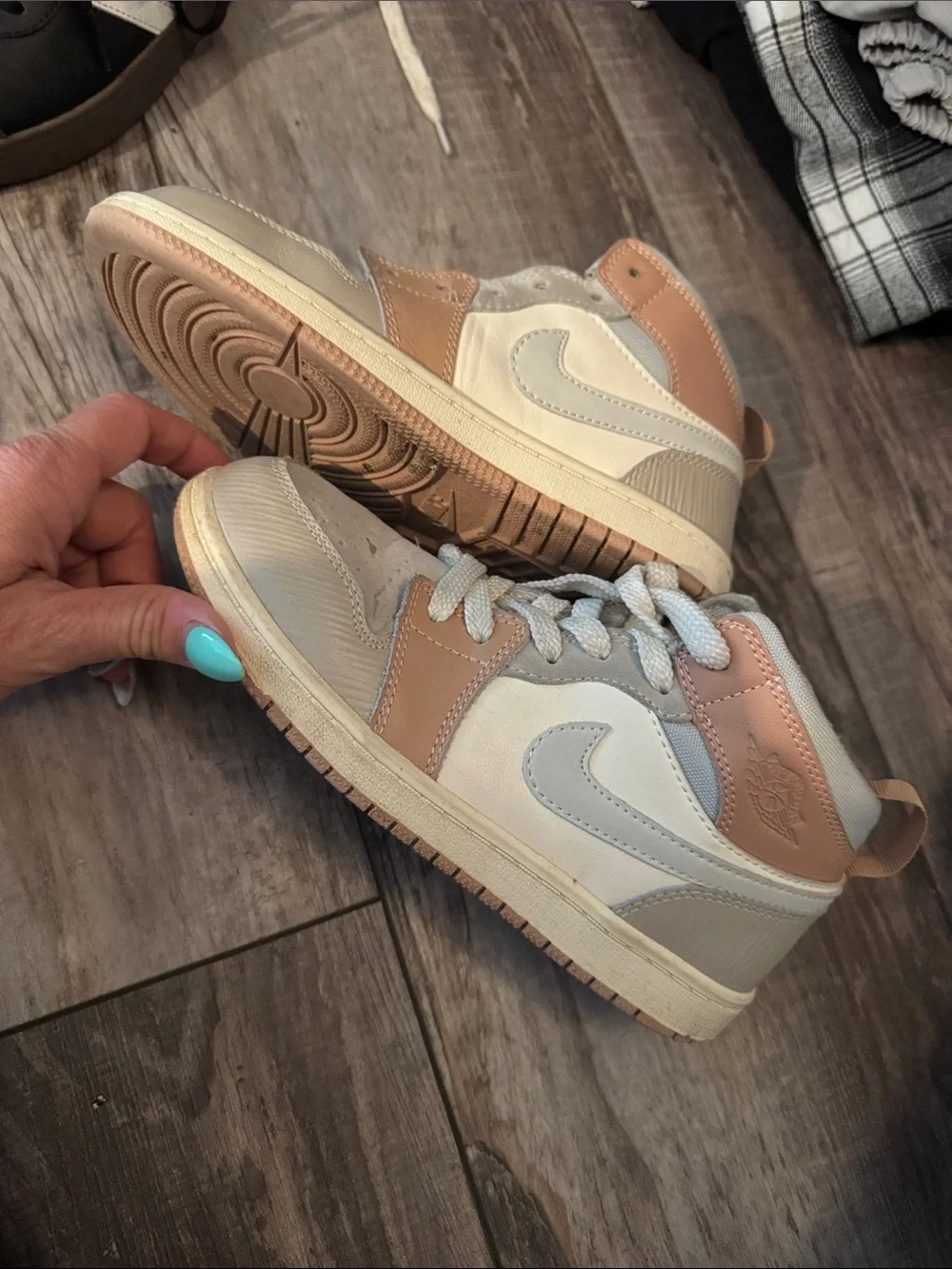 Nike Kids Air Jordan 1 Mid - White, Light Gray & Tan